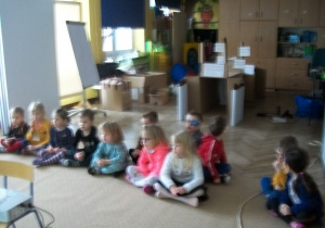 Dzieci przed stworzeniem wynalazku, oglądają krótką prezentację, dowiedziały się m.in z co to znaczy wynalazek